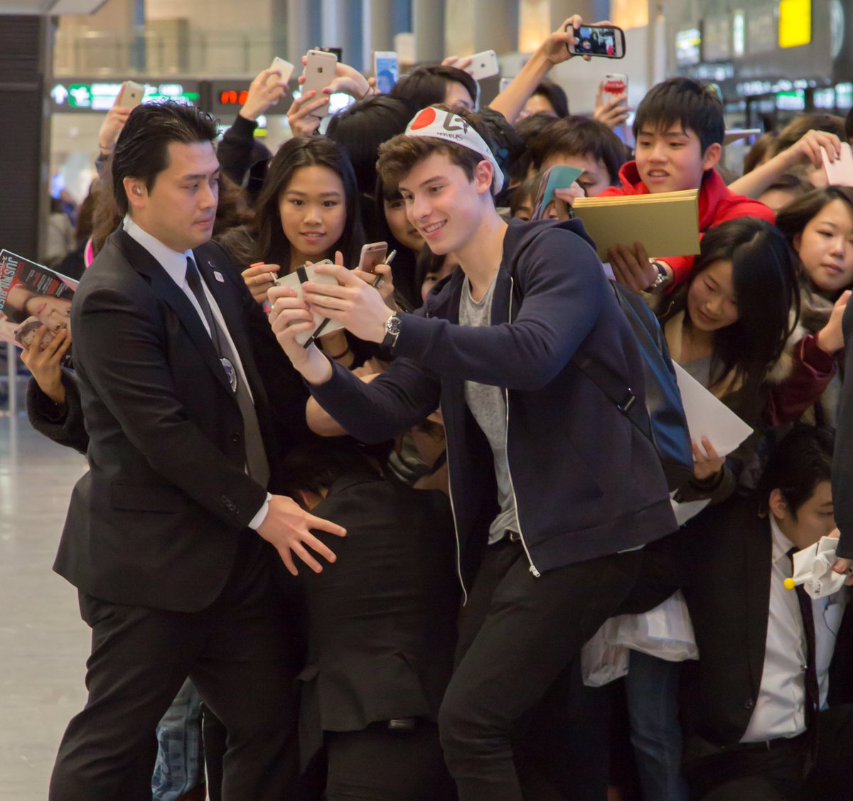 Shawn Mendes Updates On Twitter Hq Shawn Arriving At Narita Airport In Japan Today And Mewting Fans