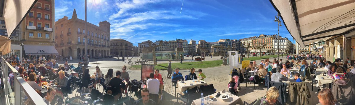 guenterexel's tweet photo. Zurück auf der Plaza del Castillo. Sonnenbad mit knurrendem Magen bei höchst unangenehmen 17° … #PamplonaLive #CongresoTRN https://t.co/jbbniT0mlY