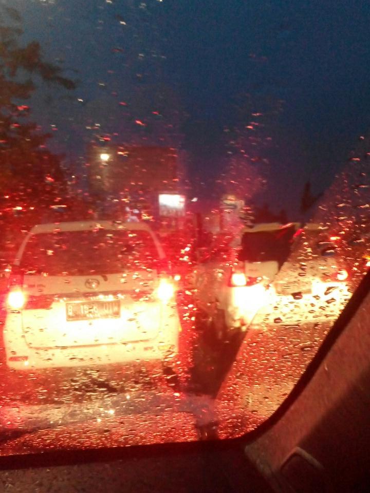 diwajuns's tweet photo. @TMCPoldaMetro tolong di bantu dr sumarecon bekasi arah wisma asri tidak bergerak https://t.co/qPE31ol8dz