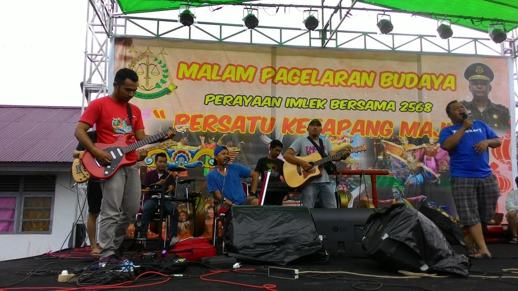 Malam ini kita ada di kejaksaan,