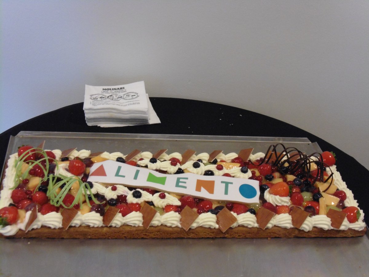 Miss_Alimento's tweet photo. Mijn vriendjes op het werk maakten zelfs taart ! en ik mag snijden ! Supertof werk ! ik verander nooit meer ! https://t.co/sWei2uBCiT