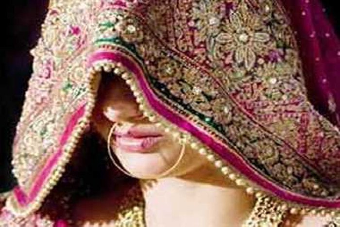 SakshiNews's tweet photo. #Brideescape  పెళ్లిరోజు రాత్రే నగలతో వధువు పరార్  : https://t.co/kudLmpDO9g  #goldornaments #Kanpur https://t.co/SDEDcBHP3G
