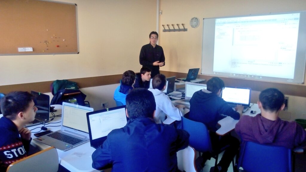 majadajoven's tweet image. Nuestros #Ninjas #programando en #CoderdojoMajadahonda con su mentor @Javi_Pronoide