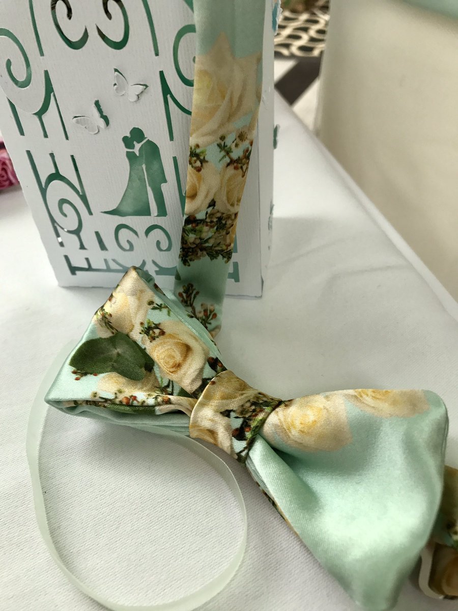 kandaimages's tweet photo. Amore bow tie designed using studio photographed flowers.  Loved at the wedding fayre last weekend 😊 #bow tie #wedding #flowers #photography https://t.co/LDDQk2eglr