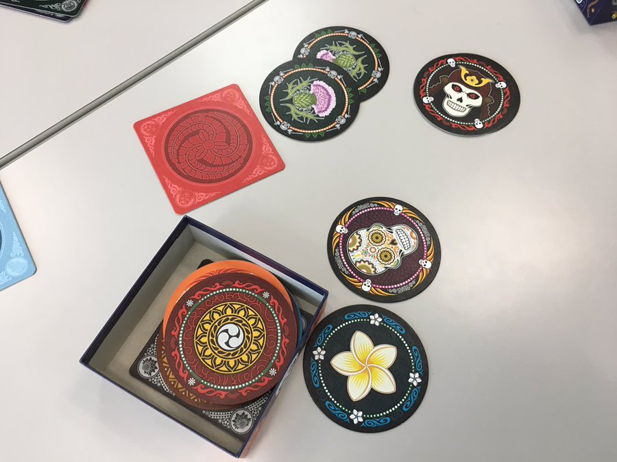 ボードゲームのおすすめ レビュー 髑髏と薔薇 スカル シンプルなルールとカッコ良いデザインで大人も楽しめる優秀ブラフゲーム