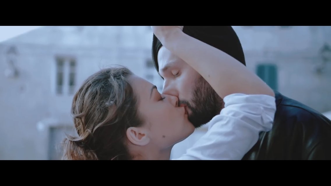 ElisaDsgs's tweet photo. Ama, ama follemente e se ti dicono che è peccato, ama il tuo peccato e sarai innocente.#Shakespeare #lamoreesplode #videoclip @dave_ruda https://t.co/MzK9PK1Ka1