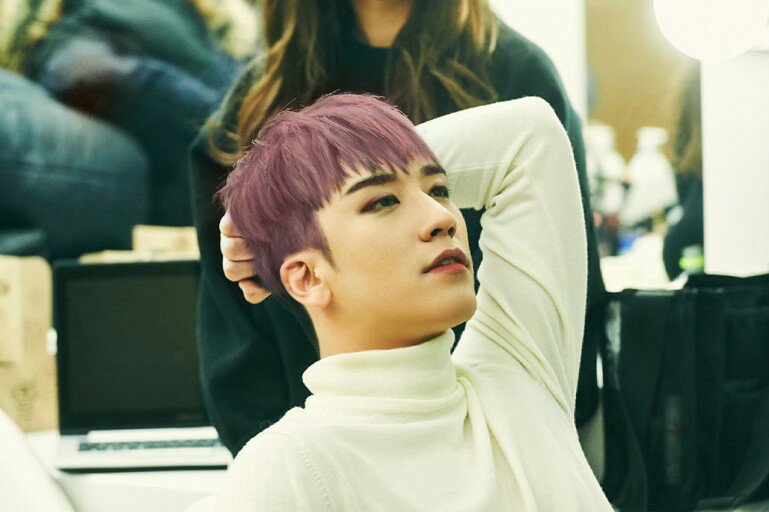 5BANG_ANDVIP_B6's tweet photo. 승리의 다음 대기실 사진을 상상하며 ,,,
보정해봤는데 쉼표는 아니지만 🌹애쉬핑꾸 너무 조타🌹
솔로 잘됩시다 🌹🐼🌹 https://t.co/j5j5r3xH6X