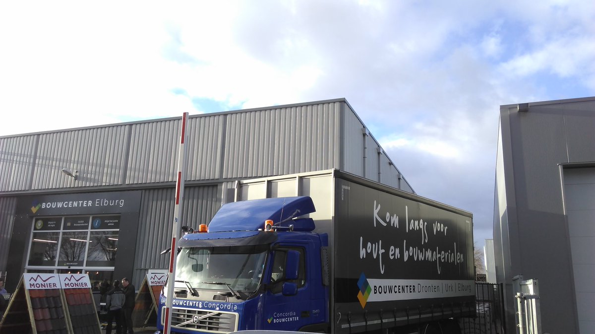 Gister onze derde vestiging geopend in Elburg, ook tevens onze uitbreiding in ons wagenpark, met een mooie vrachtwagen.