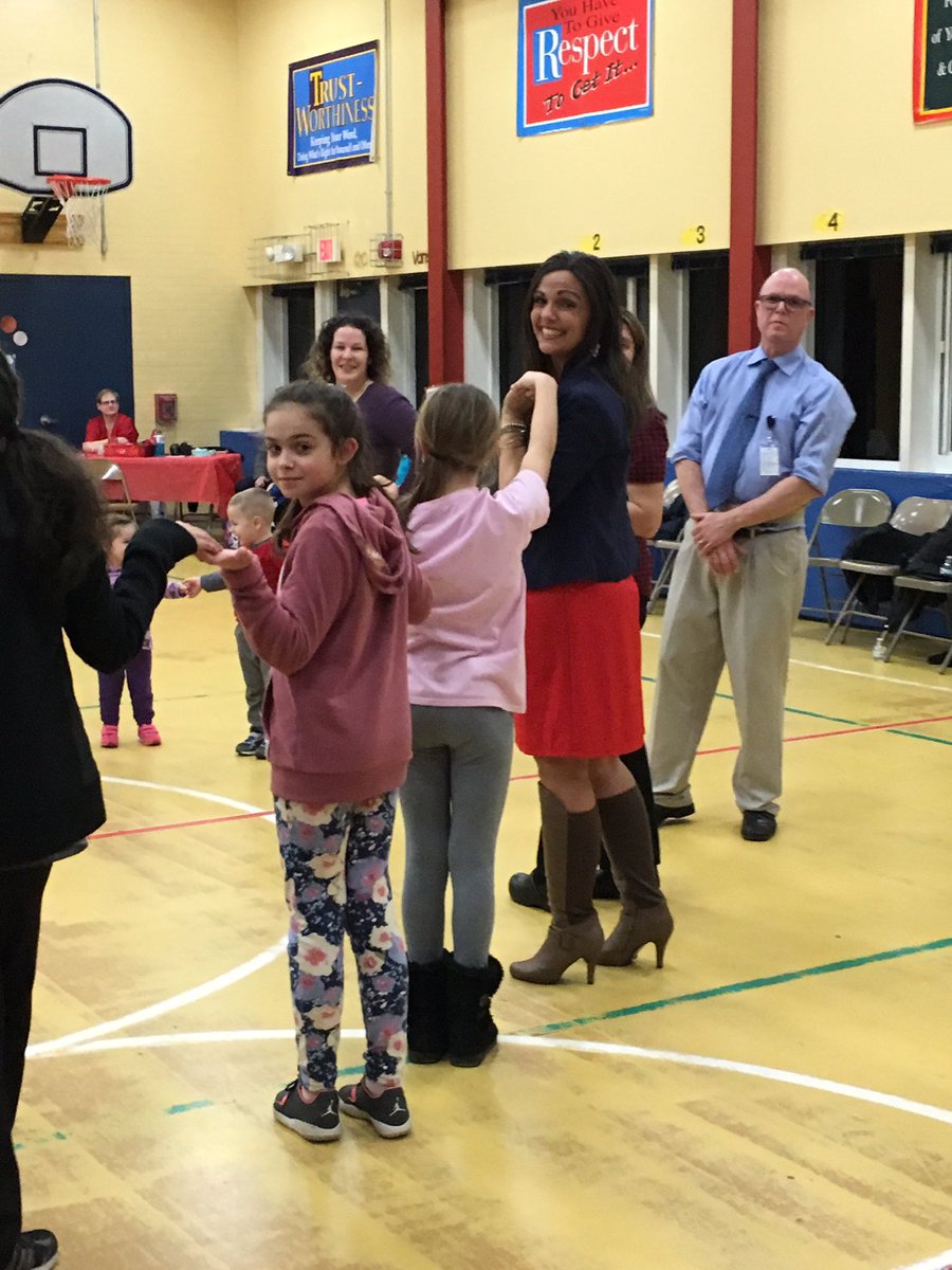 ParkerFarmsES's tweet photo. Dances from Around the World 🌎! 💙🐾🐶🎉 #folkdancefun https://t.co/O020uhLXny