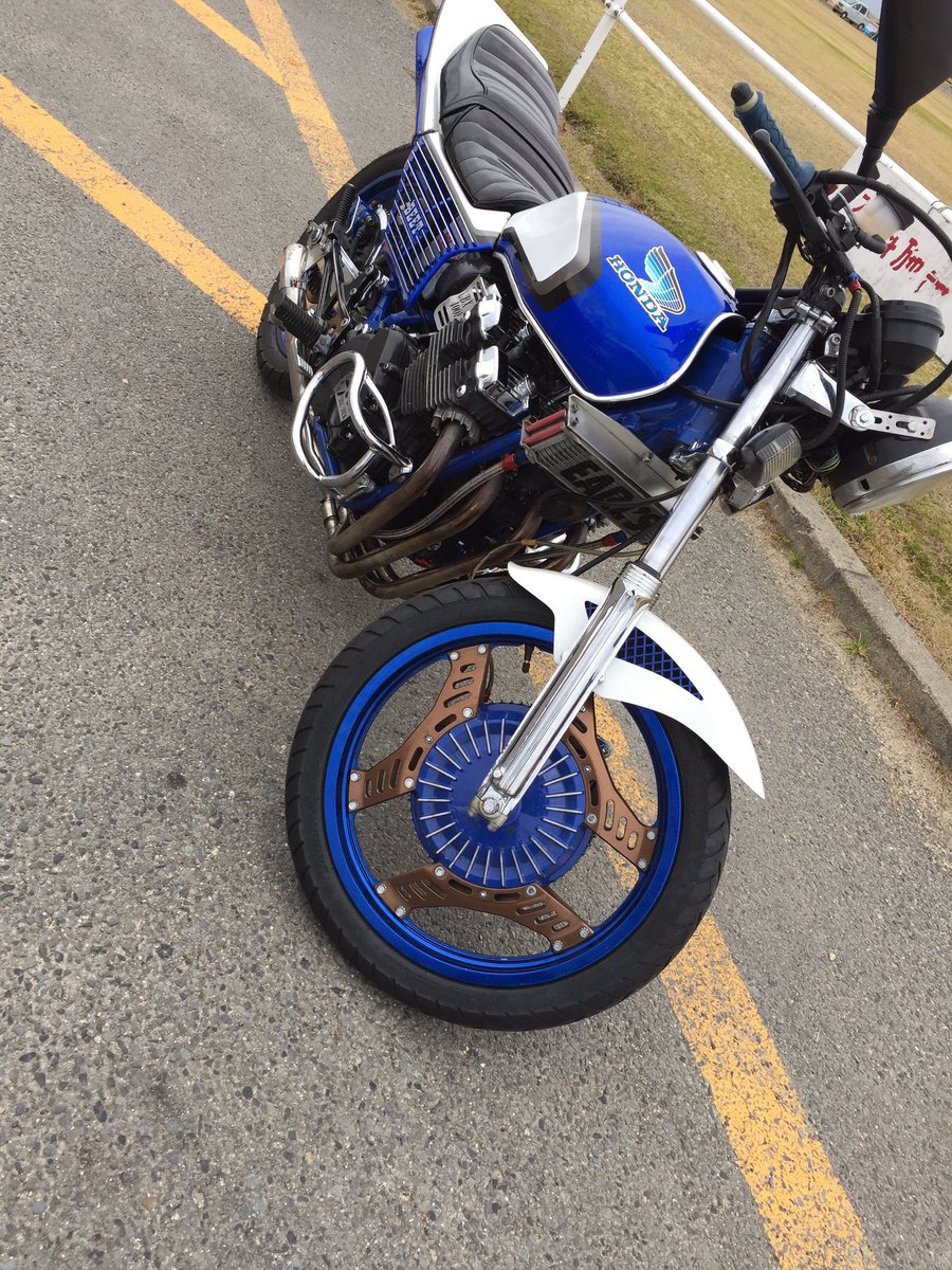 BIKE_LOVE__1's tweet photo. CBX400F売ります！

お値段は急いでるので格安の7万で！
支払いはコンビニ払いでお願いします😭

拡散希望で！！！！😎

#CBX400F売ります
#単車売ります https://t.co/q3BmjCPjCn