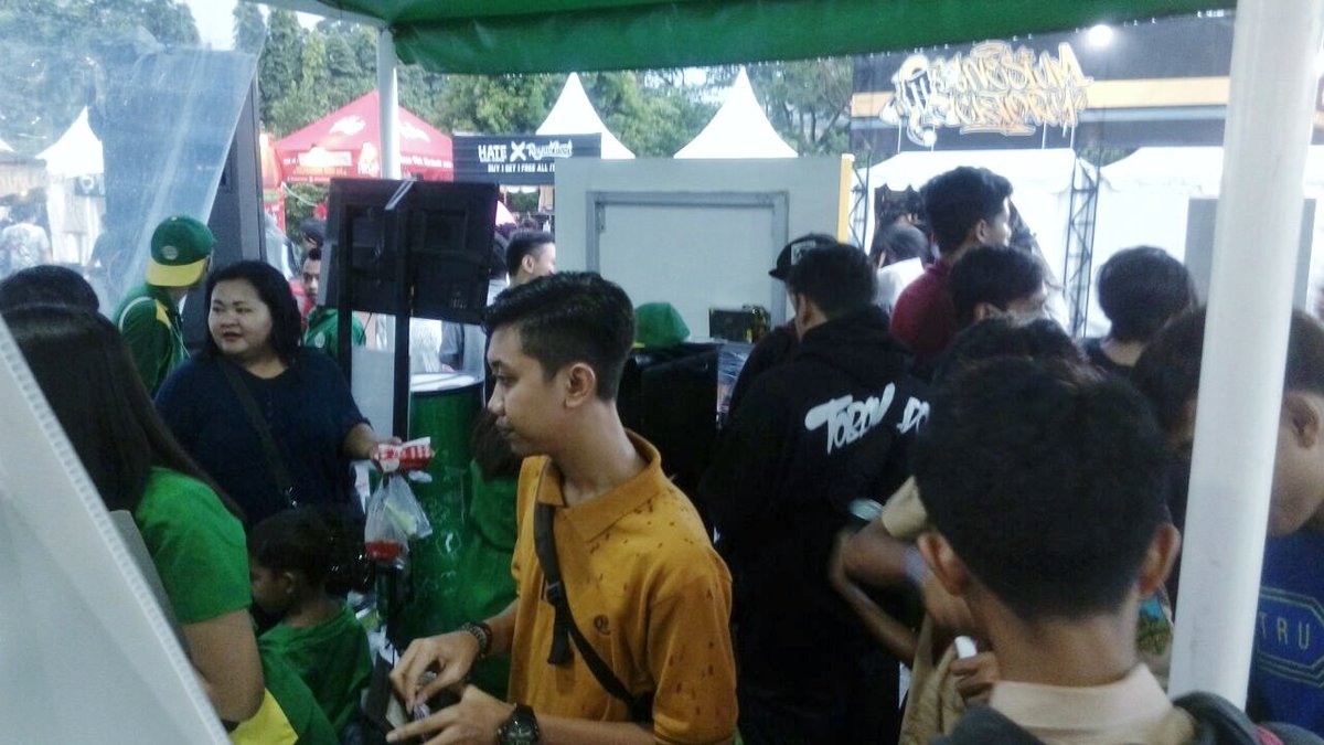 GreenSandsID's tweet photo. Ujan jangan sampe bikin malem minggu sengsara! Merapat dulu ke booth #GreenSands dan rasain #sekaleng #keseruan di @JakCloth goes to Ngalam! https://t.co/QVpLZXJknU