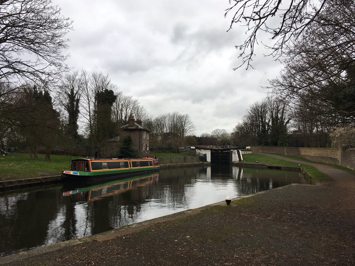 Idyllic scene on the Grand Union Canal at #Hanwell on a drizzly Saturday morning #londonwalking