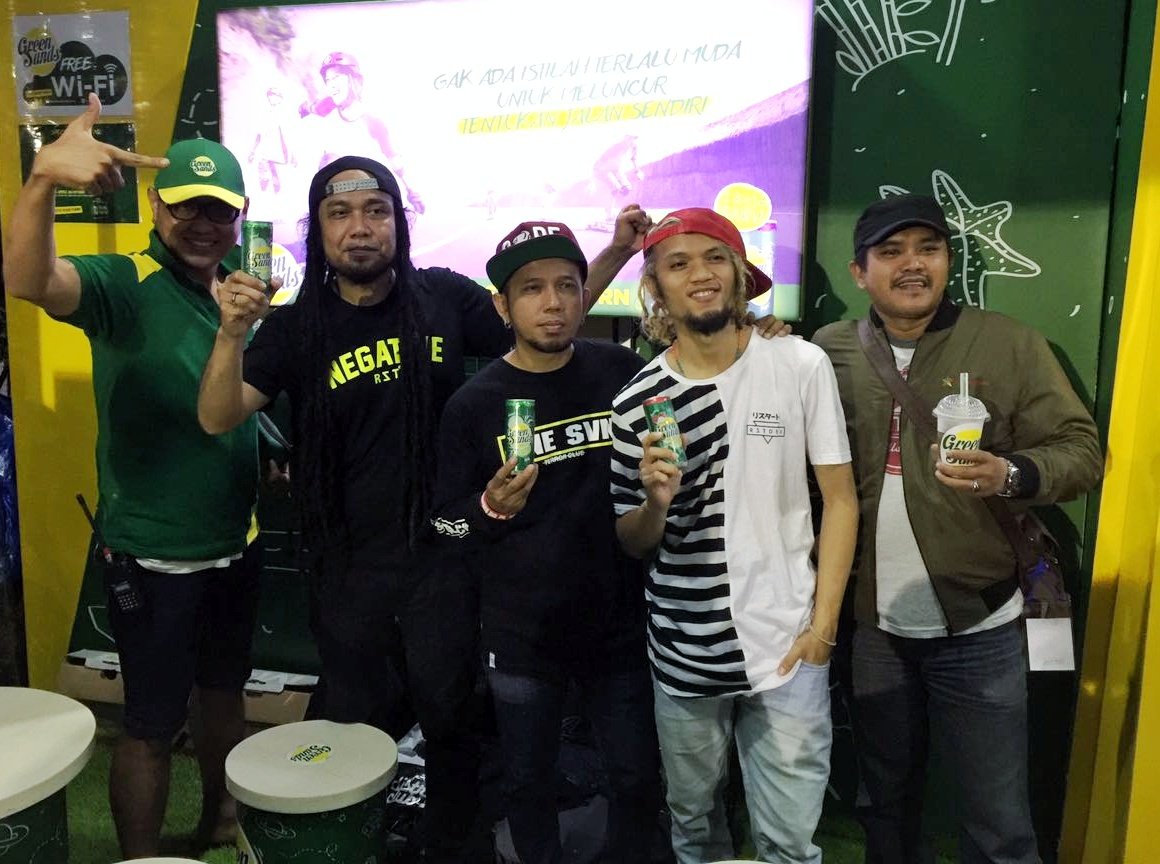 GreenSandsID's tweet photo. C'mon brothers and sisters, bikin #GoyangGayaGangsta malem ini di @JakCloth makin seru dgn #sekaleng #GreenSands bareng @Gangstarasta! https://t.co/BgiCmnvdQe