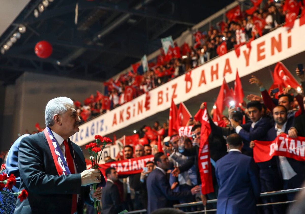 Akparti's tweet photo. "Güçlü Türkiye için, diriliş için, yükseliş için, çocuklarımız için, yarınlarımız için, kararımız evet." #DaimaMilletKararımızEvet https://t.co/BBSrYPwSdI