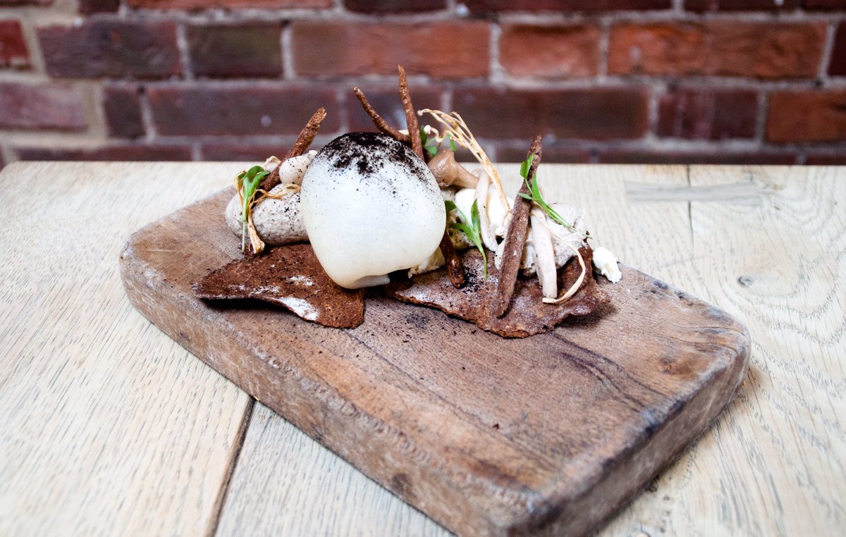 DabblingDuckGM's tweet photo. Mozzarella, mushroom pate, rye cracker, truffle honey, pickled mushroom #vegetarian #notyouraveragepubfood #pubmenu #massingham #norfolk https://t.co/HlD5t4gPCR