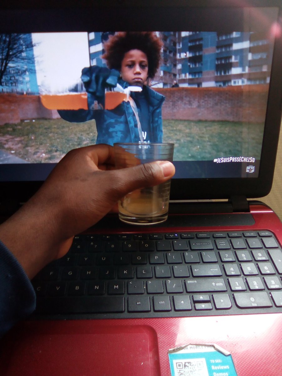 dji_djins's tweet photo. Regardez sa tête, jlui est juste demander dme servir  un verre il boude #JeSuisPasséChezSo https://t.co/ZR9TvnyVlx