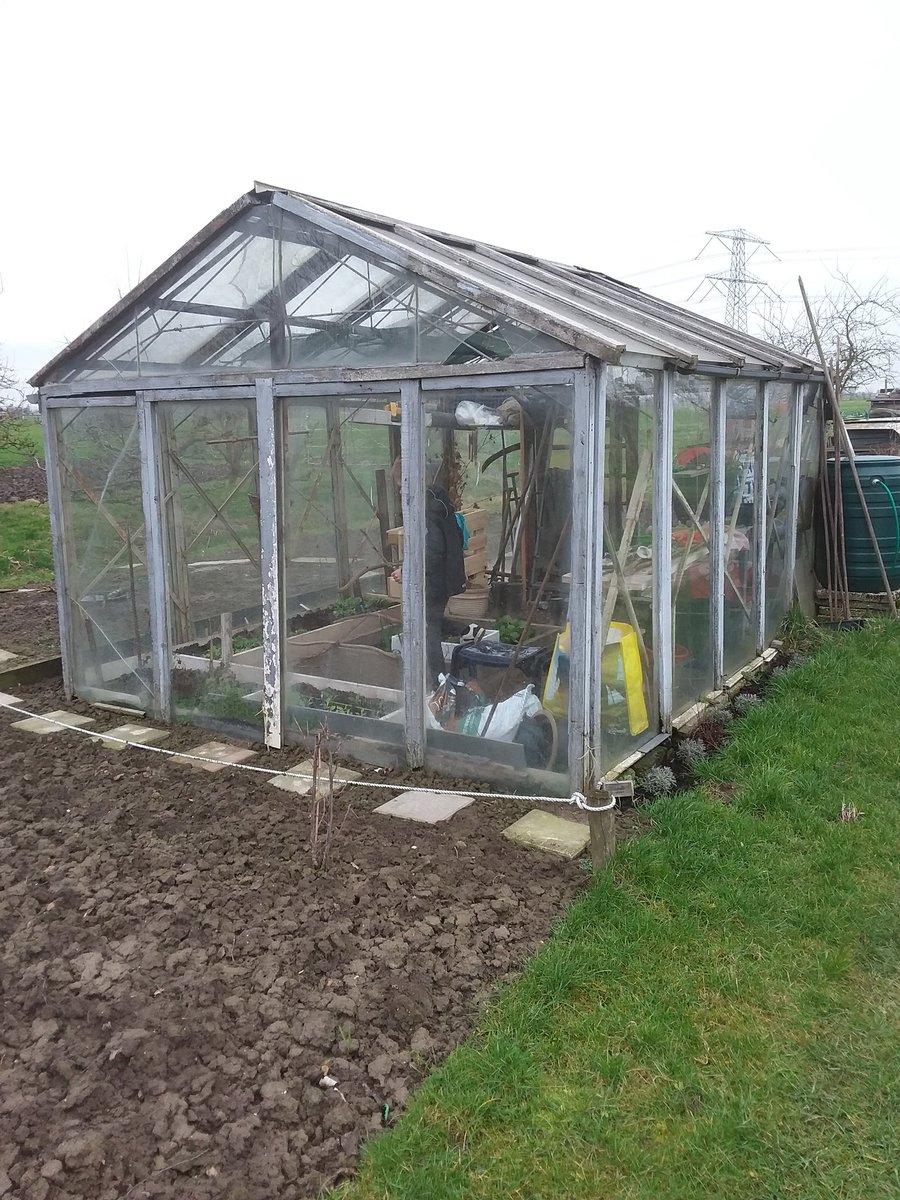 Ons moestuinjaar is vandaag begonnen met het schoonmaken van de kas.