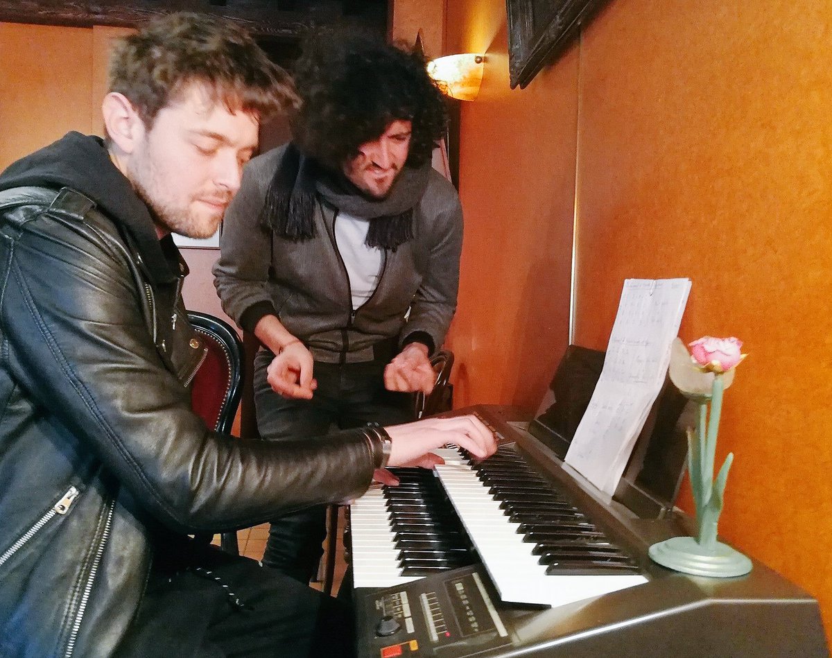 jeromekerio's tweet photo. On tape le boeuf au #FameuxPetitCaféDuLycee avec @jaybkeyboards avant le concert de ce soir #AmirTour #Gap https://t.co/bFZzBr8Wxi