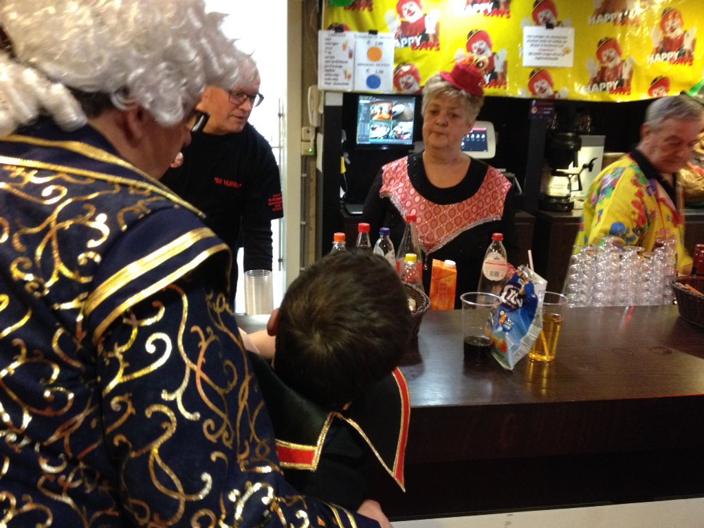 OCdeVlieren's tweet photo. Gezellig een drankje aan de bar halen... https://t.co/70stVh8vjb