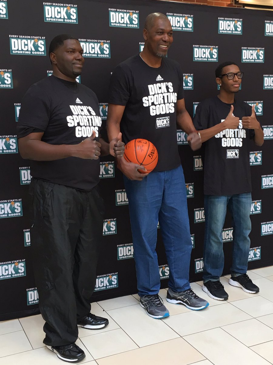 Just some fans doing a little horsing around 🏀🐴 this morning at our Deerbrook location with Hakeem Olajuwon. (Spoiler alert: @DR34M won)