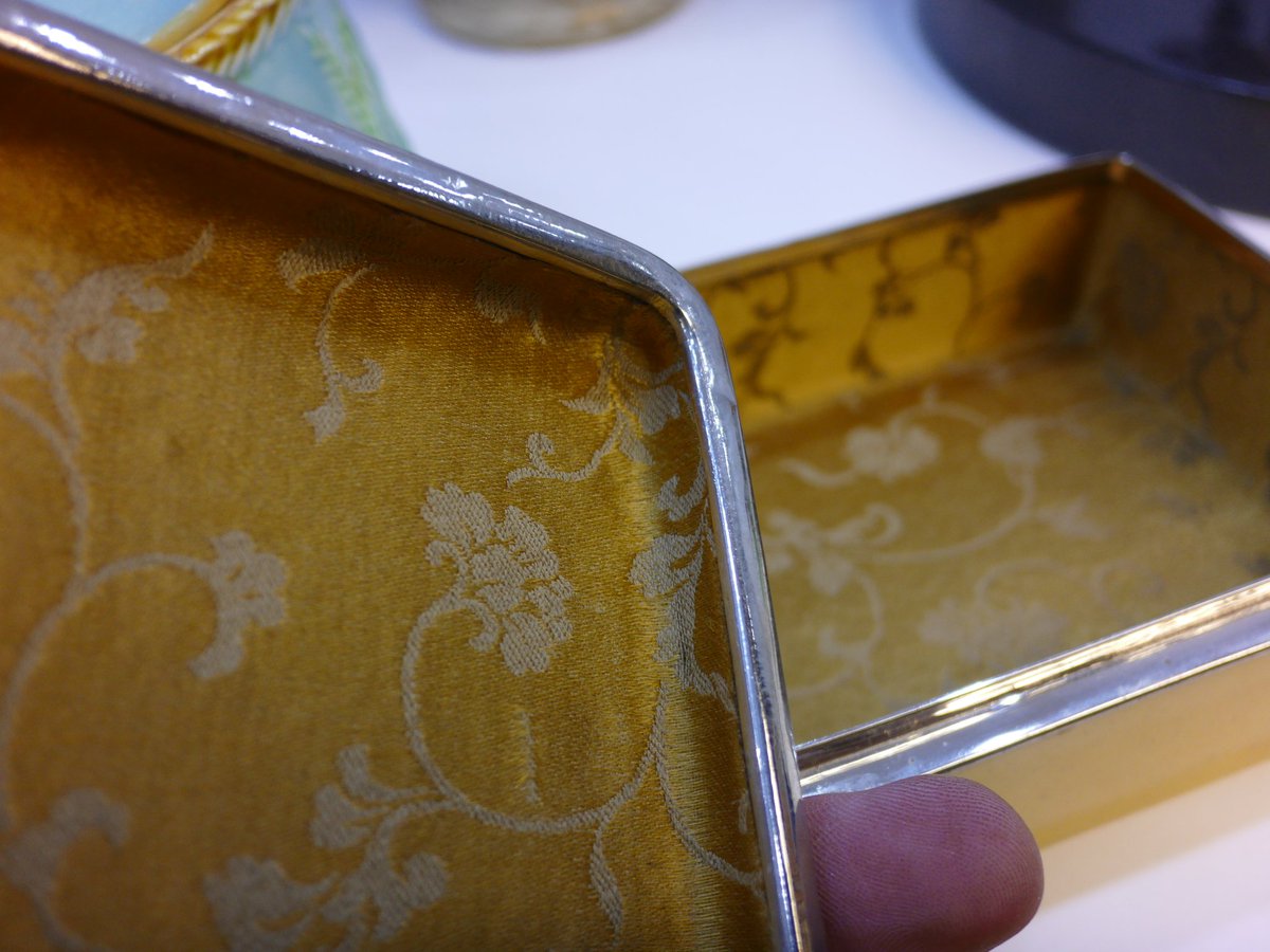 antiquestwins's tweet photo. loved this 1920's Chinese ceramic and silver box. #auctionviewing >> https://t.co/JXvytSGo9L