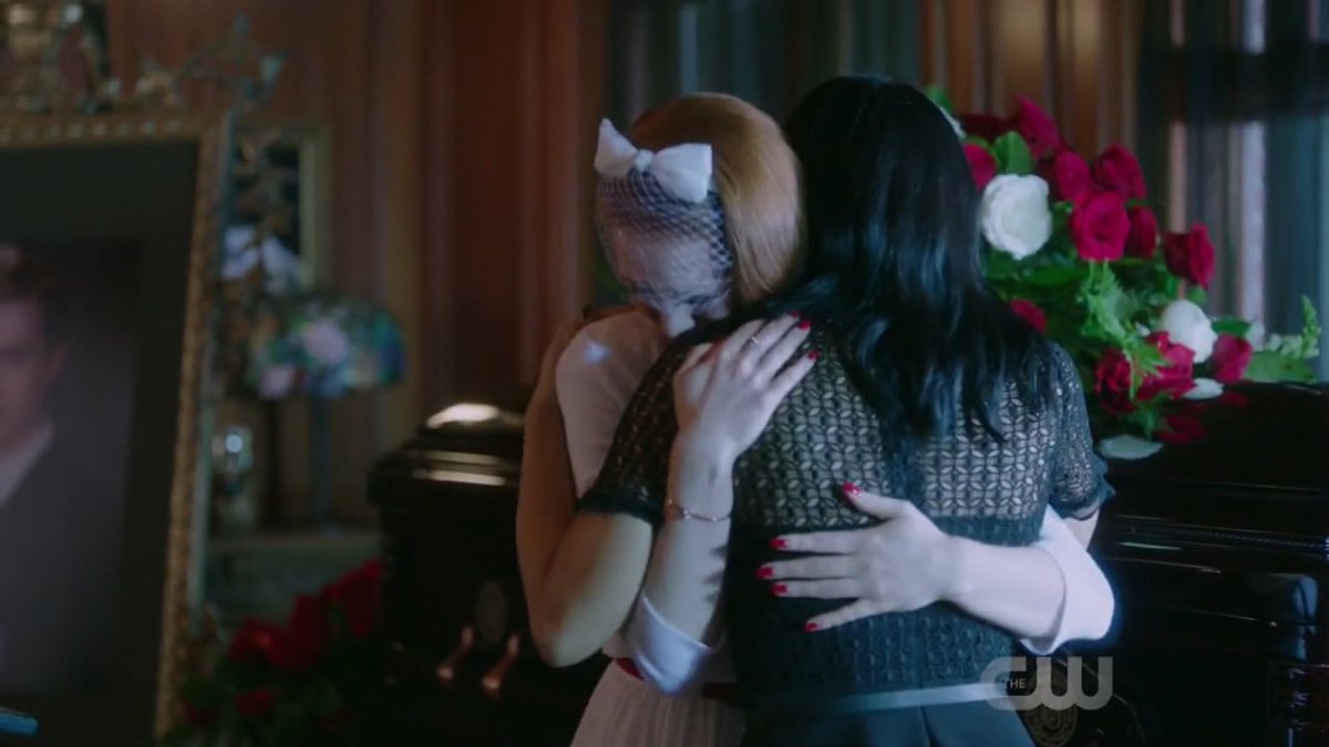 luthorsmalec's tweet photo. i love girls supporting girls. https://t.co/vbY2uZJ90U