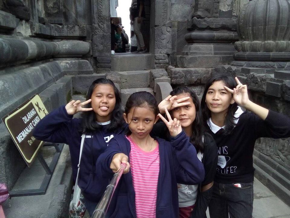 p_horan13's tweet photo. Study tour SMP Mardi Yuana Serang 
#senengsusahselalubersama
#janganlupaiinmomentini
#temen https://t.co/XDnaoZ21TC