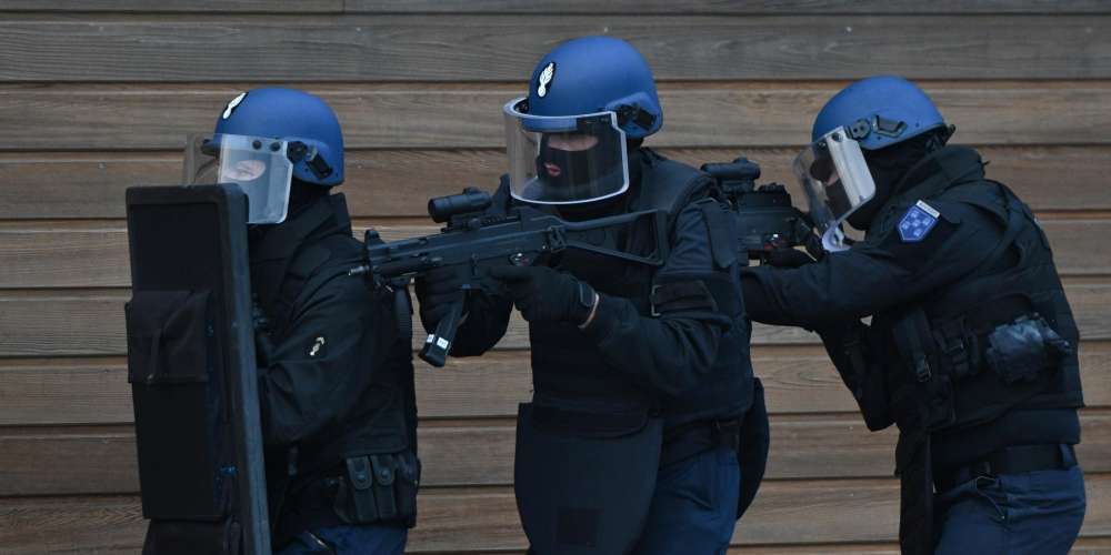 sudouest's tweet image. Deux hommes soupçonnés de projeter un attentat présentés à la justice sudouest.fr/2017/02/25/deu…