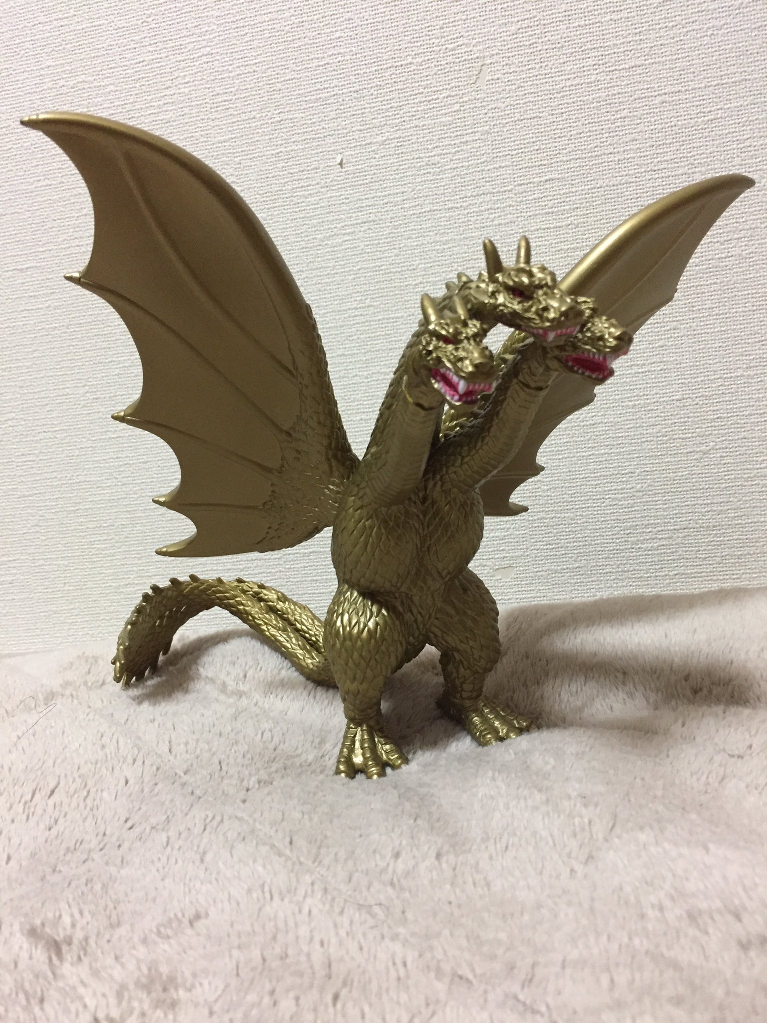 ソフビ七星人 ナオキ 千年竜王 キングギドラ 初登場作品 ゴジラ モスラ キングギドラ 大怪獣総攻撃 タグや見た目などからgmk版のキングギドラだと思われます 羽も大きく 全体的な造形は非常に良いと思います 可動するのが羽と尻尾だけというのが実に残念