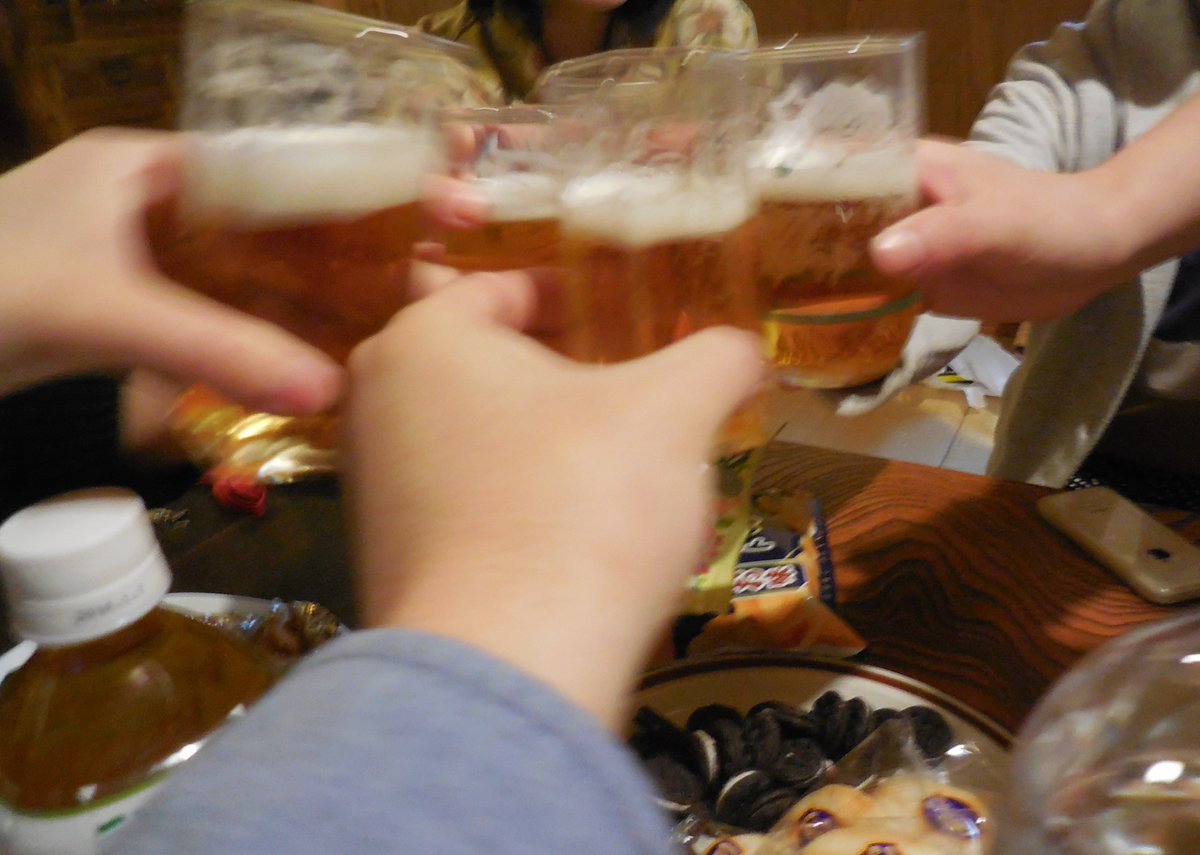 稲垣高広 仮面次郎 今日は名古屋たま会に参加 たまファンがゲストハウスに集まって たまははき居酒屋ライヴ や 野球 たまグローブ座ライブ の映像を観ながら おしゃべりしたり飲み食いしたり持ってきたたま関連の写真 本などを回覧したりして