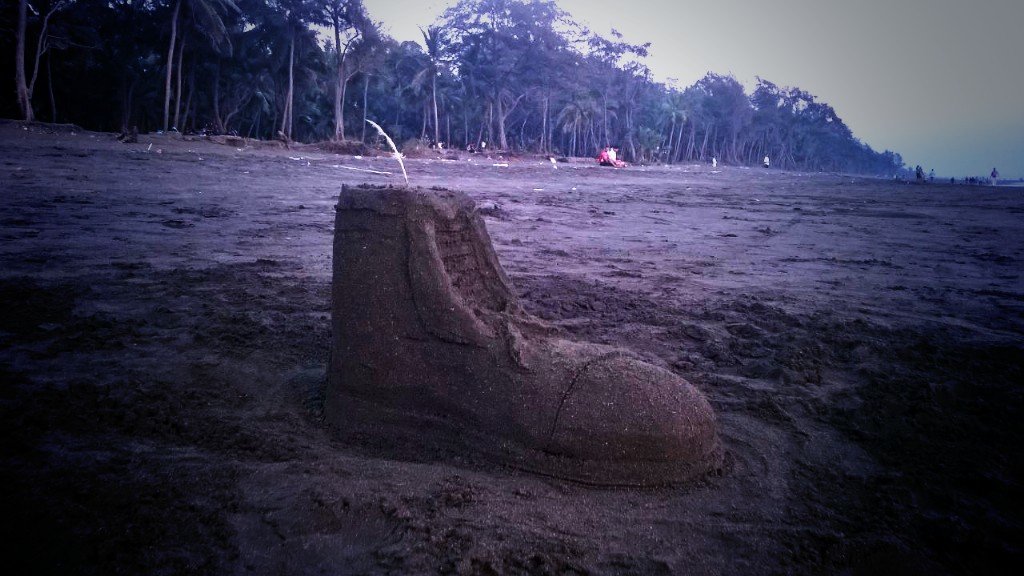 H05Mayuresh's tweet photo. ## Beach time ### sand art ## boots 👞 ###much bigger than actual size.... https://t.co/iXb4fCmFMS
