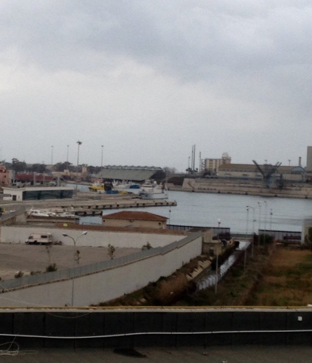 MMasciopinto's tweet photo. È che da 80 giorni il sole non si fa vedere. Brindisi sunshine https://t.co/ZGLKBjWoS5