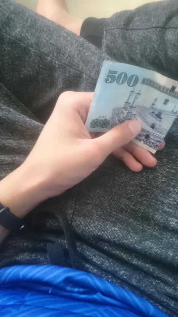 الليء م الطآيففء سالب وجااد وعمرهه 20 سنة وتحت يجيني خخآص ..