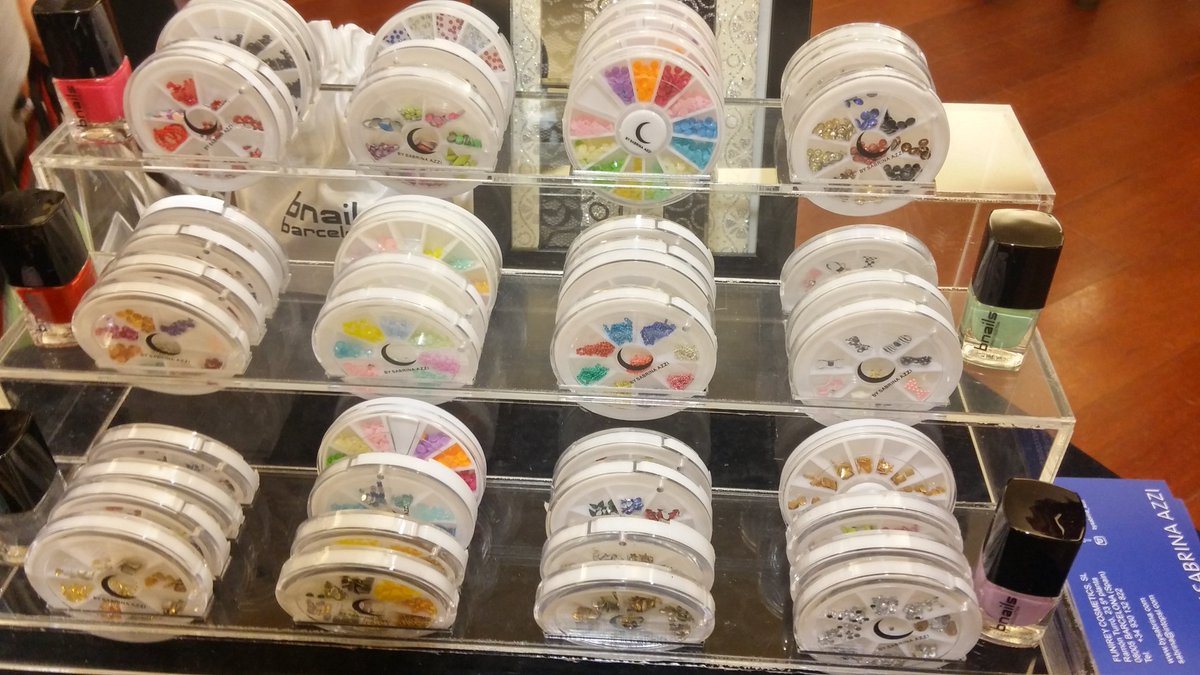 OLETUESTILO's tweet photo. Descubriendo los originales esmaltes de @bnailsbcn @FriendsFluencer  #friendsfluencers https://t.co/Ix5HqJDqbb