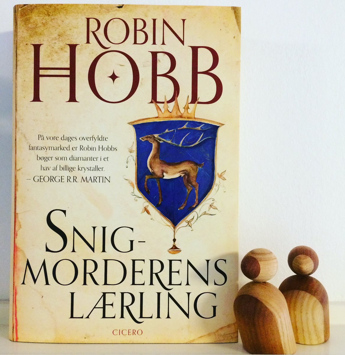 BechsBooks's tweet photo. #SnigmorderensLærling er 1. del af en fantastisk fantasy-trilogi, skrevet at #RobinHobb - anmeldelse på bloggen: https://t.co/sBA5hwUqK1 https://t.co/yqQtz2q4Lz