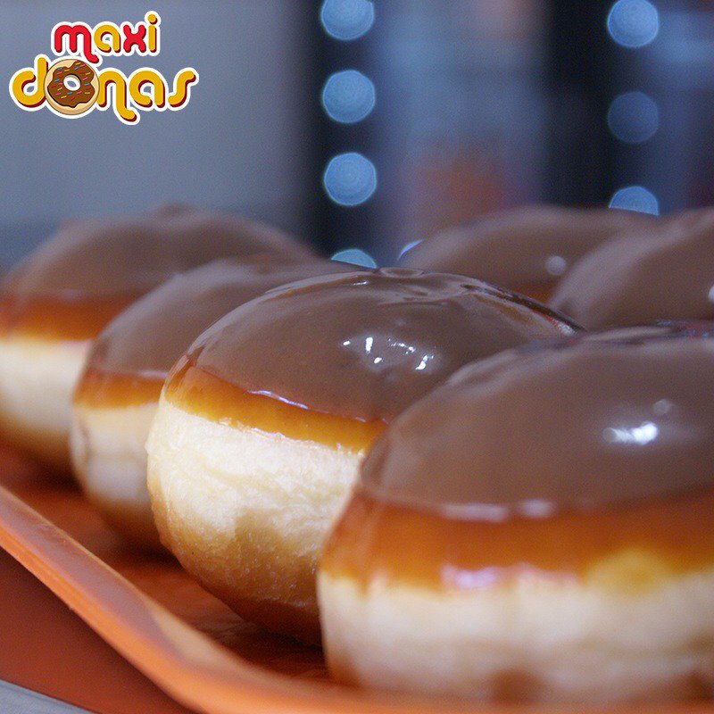 MaxiDonas_ve's tweet photo. Un sábado lleno de #ChocoArequipe para alegrar el día 😋🍩🎉
#NoSonDonasSonMaxiDonas
#MaxiSabado https://t.co/W0oCfvgTo4