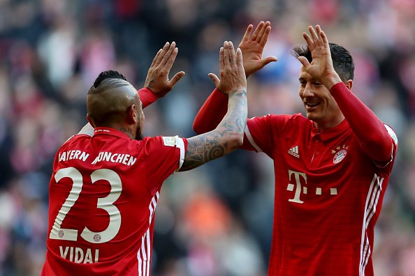 ESPNFC's tweet photo. HT: Bayern Munich 3-0 Hamburg

Robert Lewandowski's brace moves him to 18 #Bundesliga goals on the season, and has Bayern cruising. https://t.co/WXPlw8y6vR