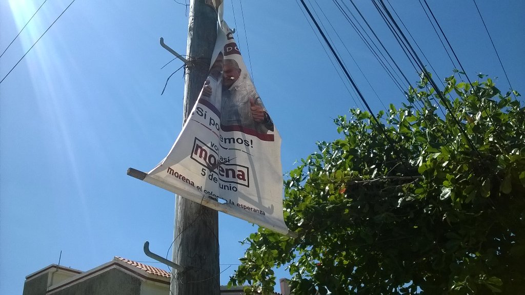 PeriodicoQuequi's tweet photo. A 8 meses de #Eleccion2016, sigue propaganda de @Morena_QRoo en calles https://t.co/OQCRYh3E4d