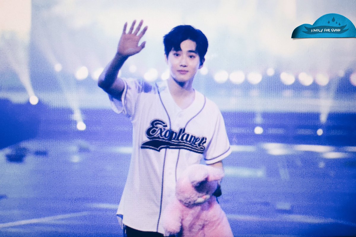 sirsuhololo's tweet photo. JUNMYEON WITH BUNNY IS MY FAVE CONCEPT EVER 🐰🐰🐰  #EXOrDIUMinManila  ' https://t.co/cFK01IyScy