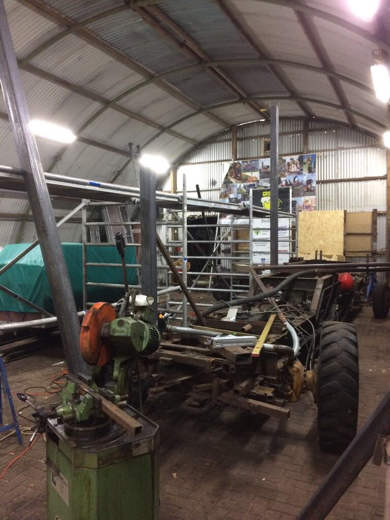 groephebbes's tweet photo. Eerste constructie staat. Mooi op tijd dachten we zo @corsoklooster #corsomaakjesamen #corso2017 https://t.co/bX0aiHBrBD