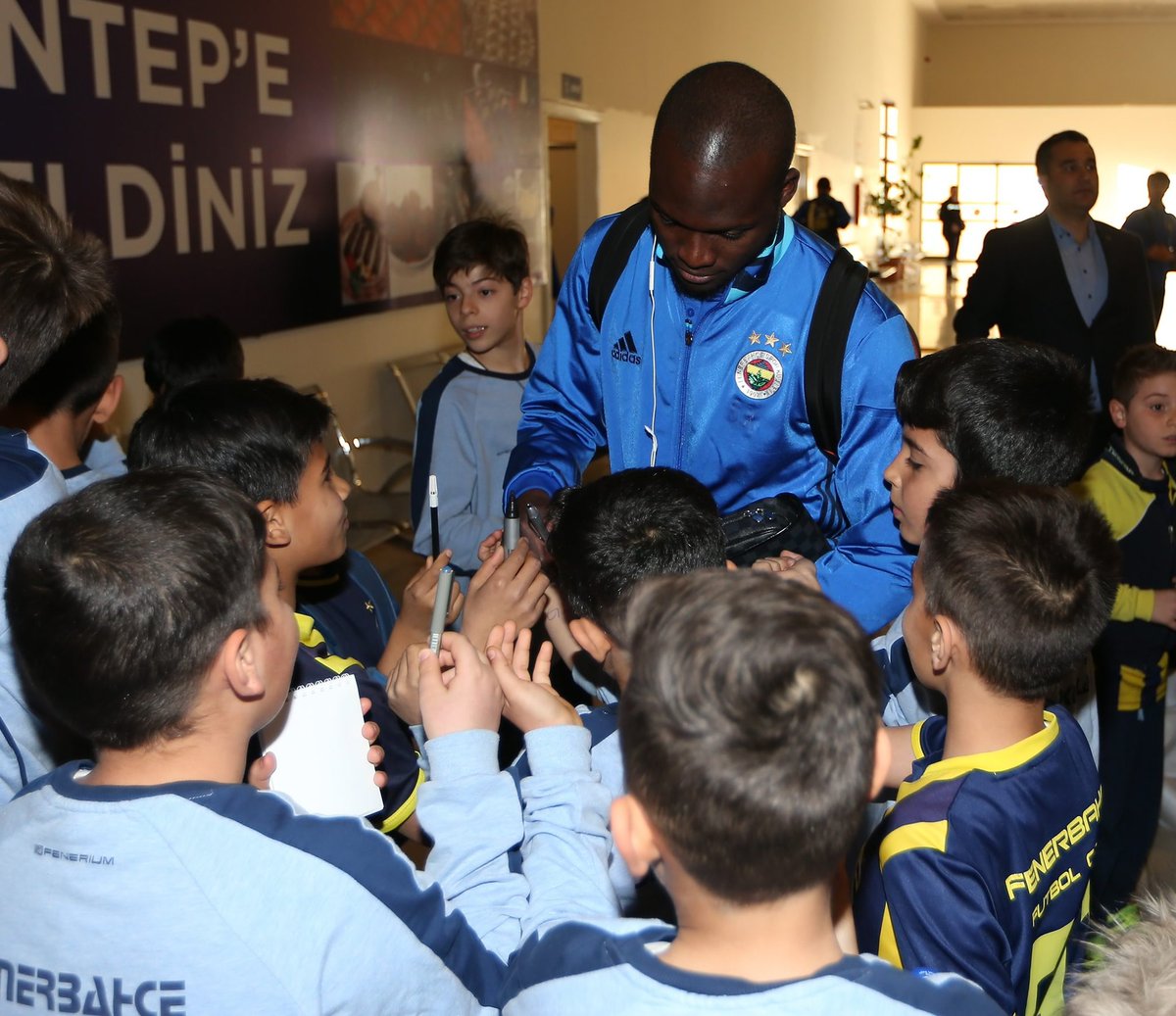 Fenerbahce's tweet photo. Profesyonel Futbol Takımımız Gaziantep’te | https://t.co/xZwpNwXI4Z https://t.co/xfgyR5x5Y2