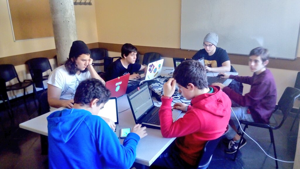 majadajoven's tweet image. Otro grupo de #Ninjas #programando en #CoderDojoMajadahonda