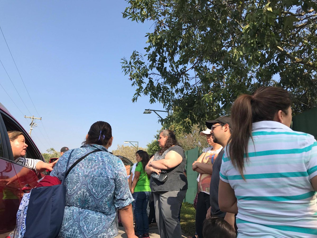 prensa_libre's tweet image. #AhoraPL | Residentes de residenciales Los Olivos, zona 18, realizan protesta por el alza de servicios. #TráficoGT en el sector.