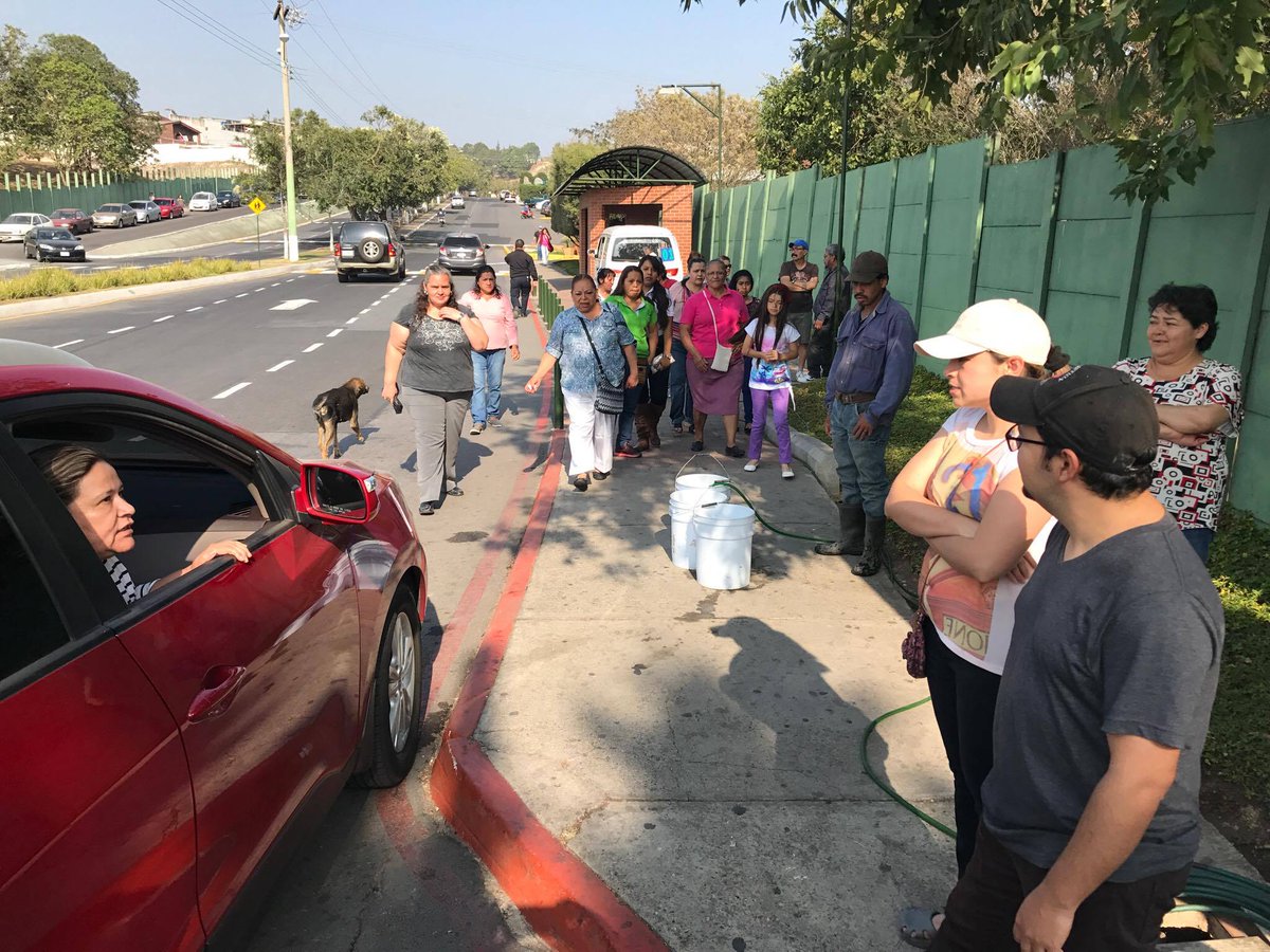 prensa_libre's tweet image. #AhoraPL | Residentes de residenciales Los Olivos, zona 18, realizan protesta por el alza de servicios. #TráficoGT en el sector.