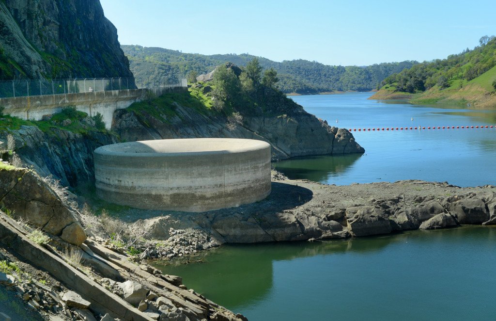 シャチ そろそろ復帰 10年振りに水が流れたベリエッサ湖 モンティチェロダムのグローリーホール 干ばつ時と現在 この差ってすごいよね しかし何度見ても飽きないなぁ このぬぷ っとした感じクセになる う ん 見に行きたい 地元の小さな町