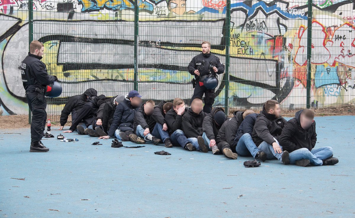 Tuff, tuff, tuff, die Eisenbahn - dieser Zug fährt heute nicht ins Stadion. Festnahmen nach "Fan"-Schlägerei #BSCSGE bit.ly/2mvSe0A