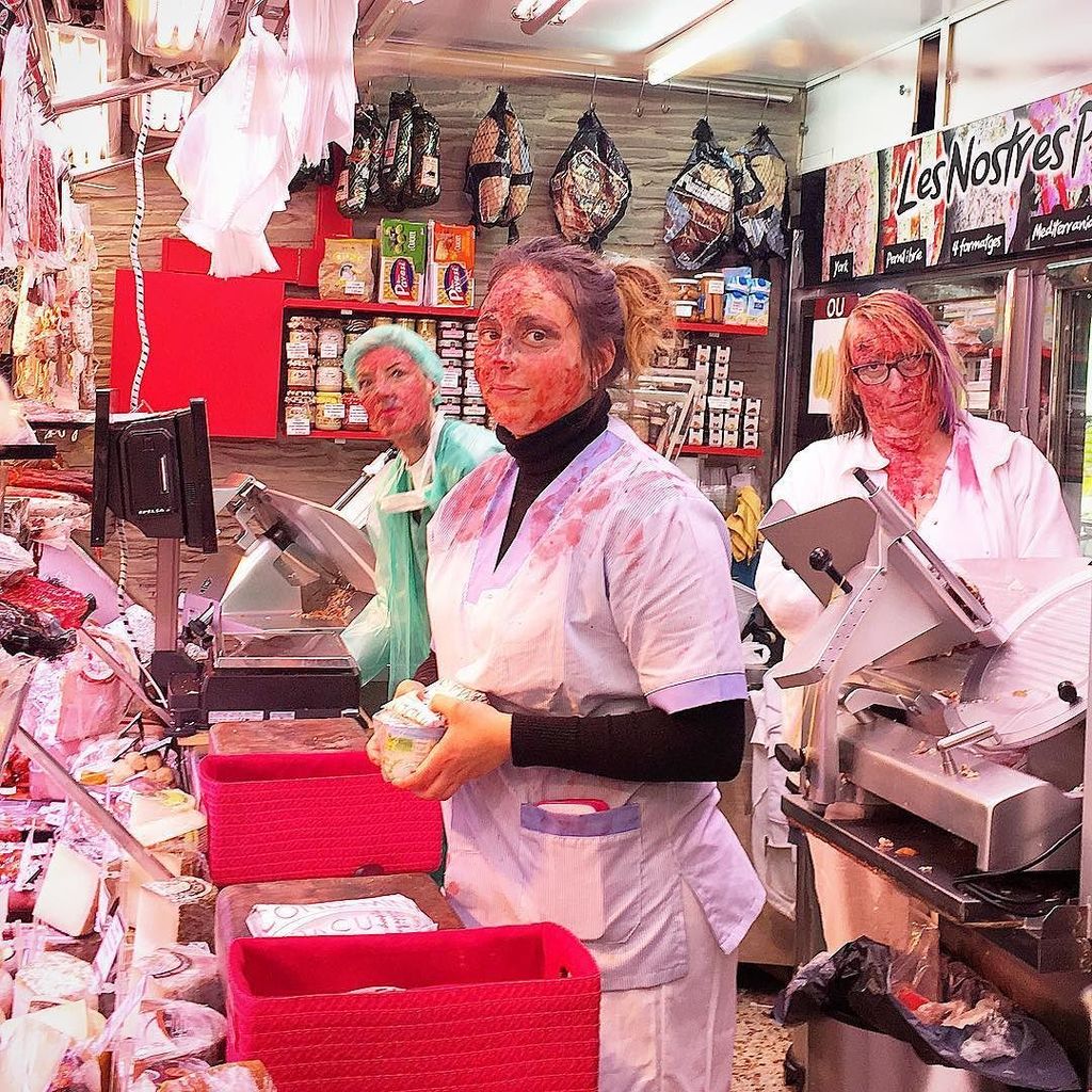 The ladies/zombies at Trobada del Gourmet, serving up the best cheese and charcuterie in G… ift.tt/2llvDDH