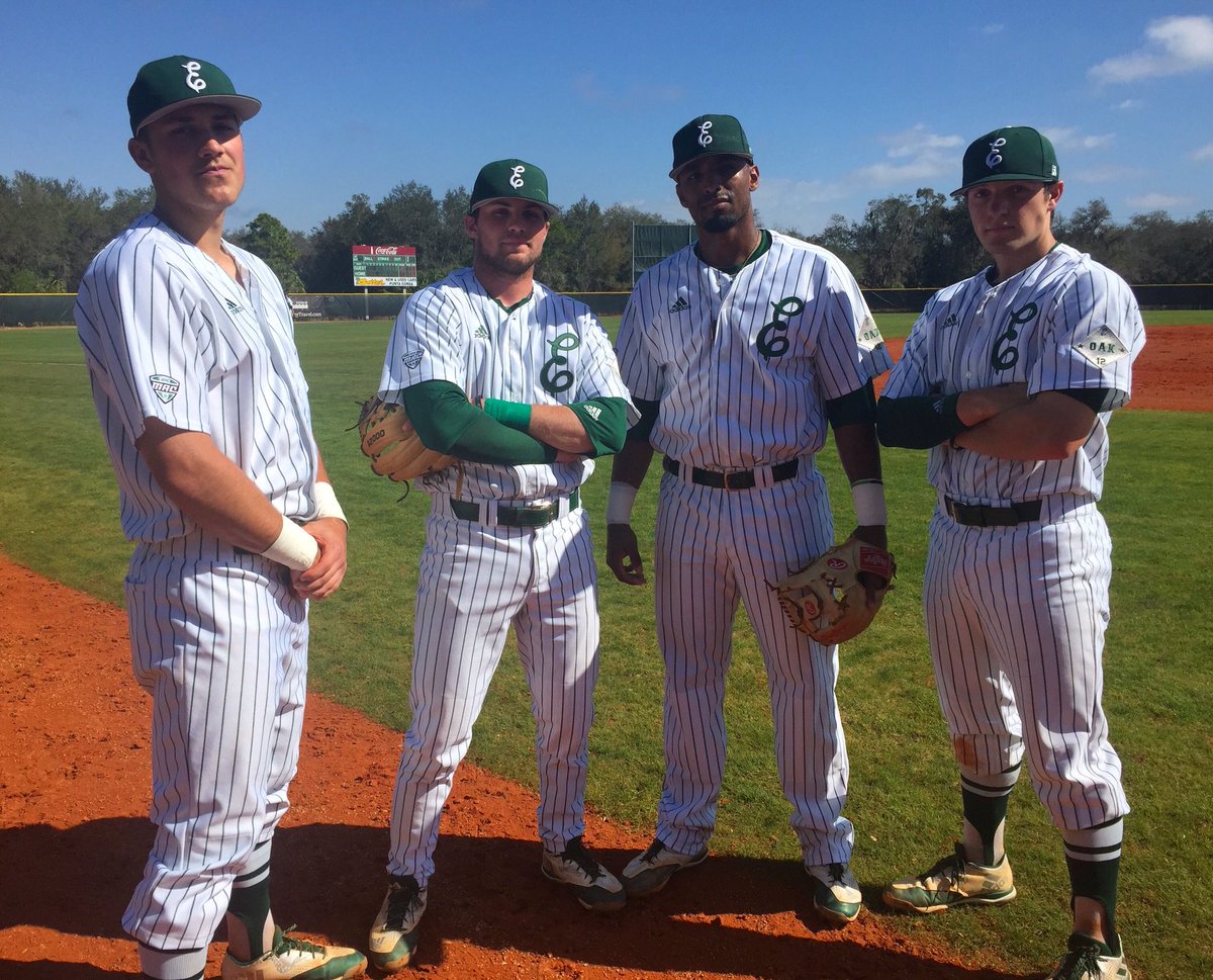 EMU_Baseball's tweet photo. #UniWatch: Pinnies looking good for their first time on the diamond 🔥👌🏼💪🏼#EMUBats #RiseUp https://t.co/omtKkTidiG