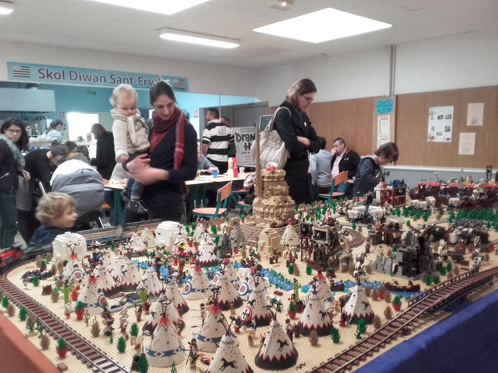 Amis nantais rdv au centre culturel breton de St Herblain <a href="/nantesfr/">Ville de Nantes</a> <a href="/Johanna_Rolland/">Johanna Rolland</a> Expo #Lego tout le week-end #afols <a href="/GlaBrique/">GlaBrique</a>