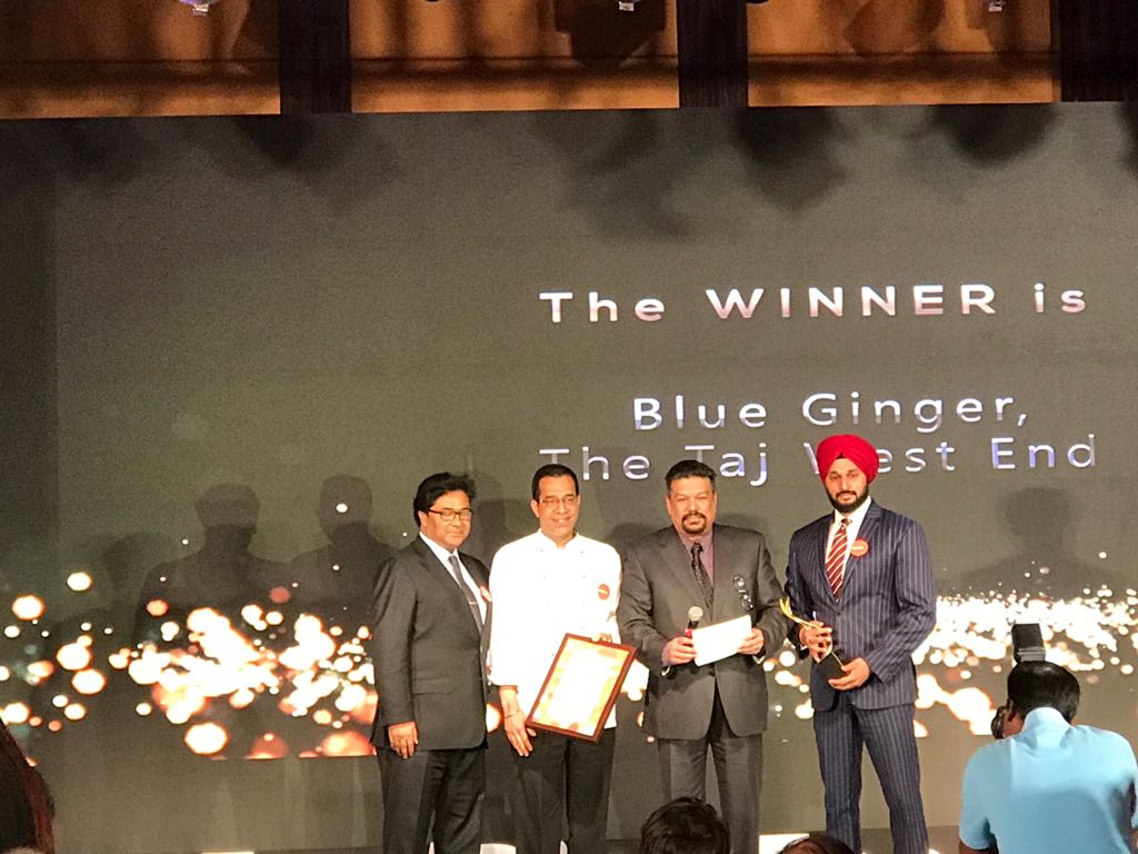 #BlueGinger is named the Best Asian Restaurant in a hotel. Vir Sanghvi presents the award to Chef Narang and team at #EazyDinerFoodieAwards